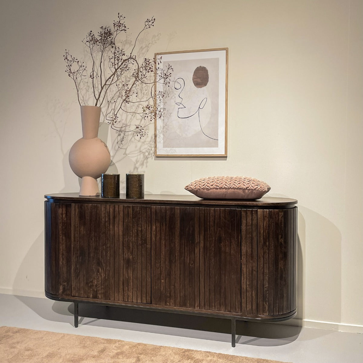 Dressoir Noor walnoot mangohout, vooraanzicht in een interieur