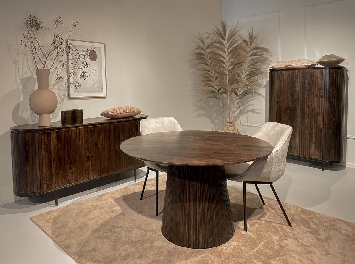 Dressoir Noor walnoot mangohout in een interieur