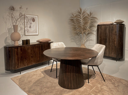 Dressoir Noor walnoot mangohout in een interieur