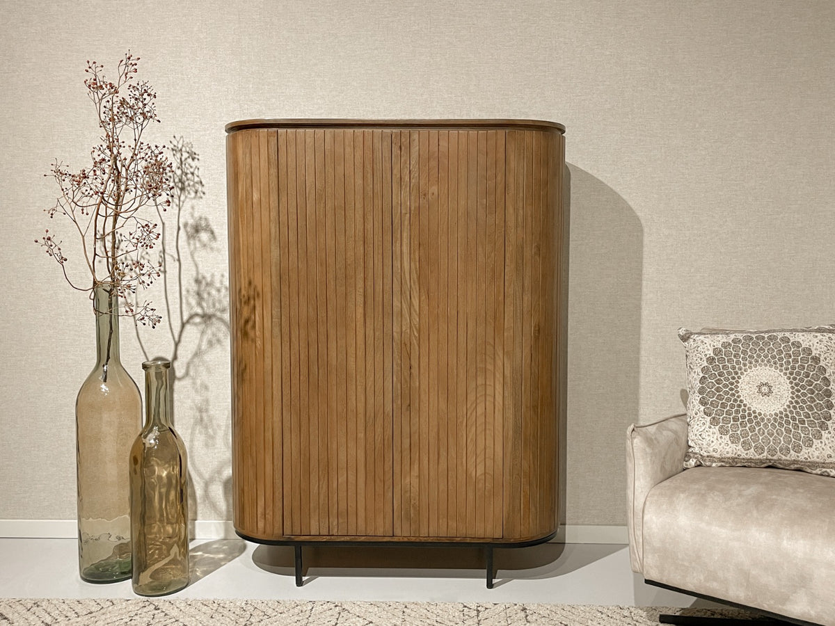 Opbergkast Noor naturel mangohout, vooraanzicht in een interieur