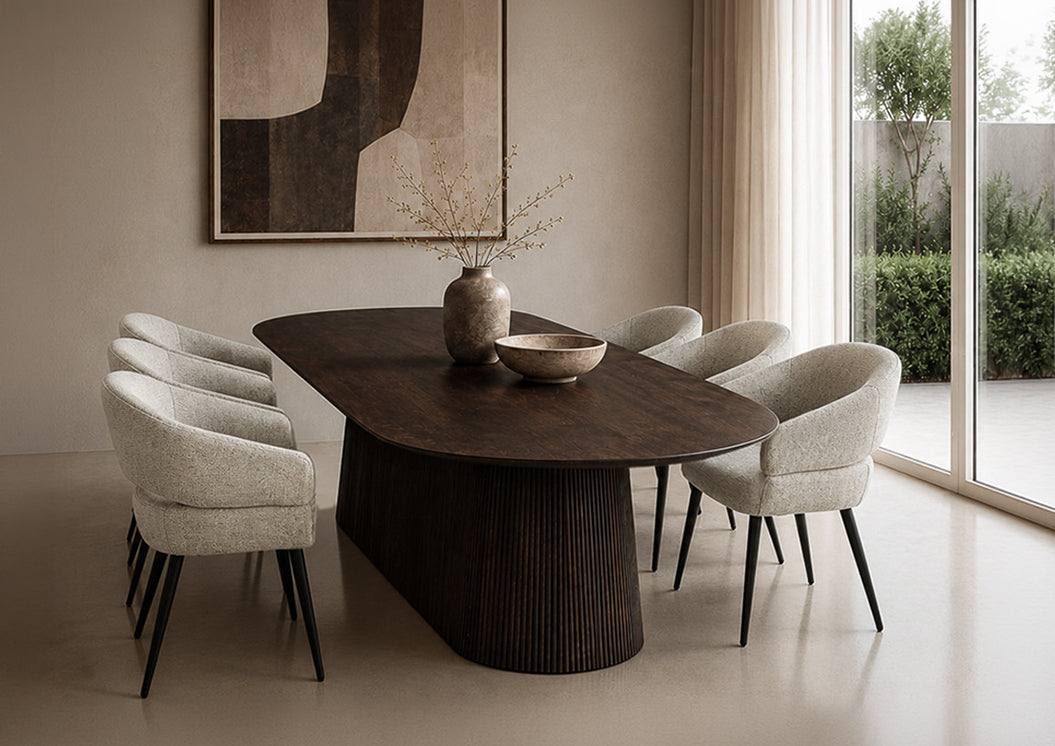 Eettafel Salvator ovaal walnoot mangohout, schuin vooraanzicht in een interieur