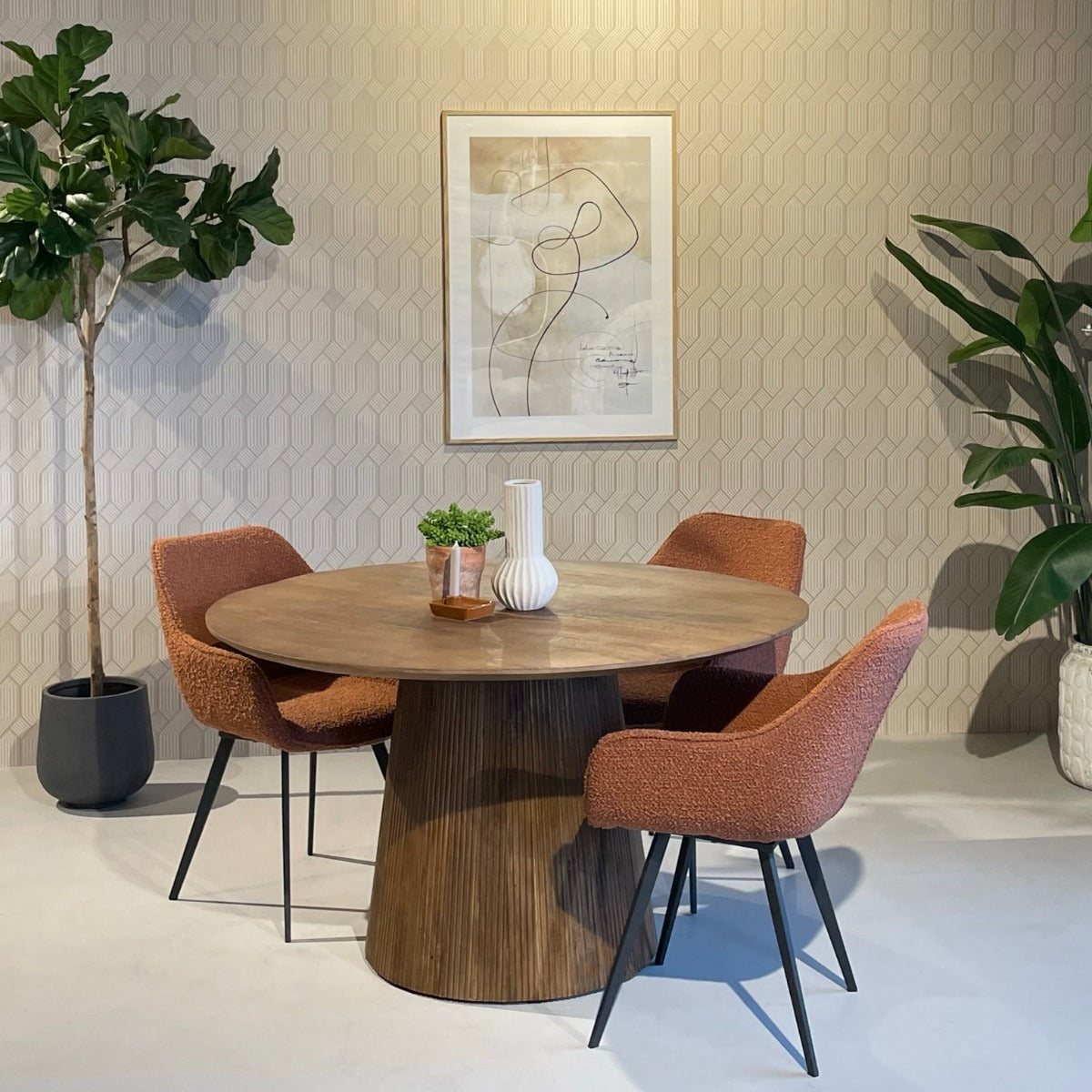 Eettafel Salvator naturel mangohout, vooraanzicht in een interieur
