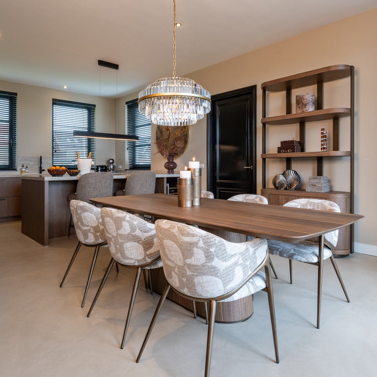 Eettafel Windsor walnoot mdf 230 cm, schuin vooraanzicht in een interieur