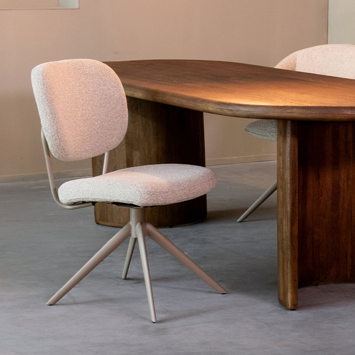 Eetkamerstoel Geneva | Naturel Bouclé | Taupe Onderstel