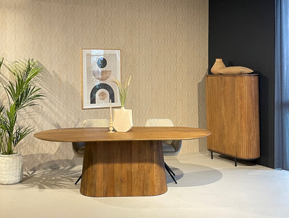Eettafel Salvator ovaal naturel mangohout, vooraanzicht in een interieur