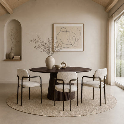 Eettafel Salvator walnoot mangohout, vooraanzicht in een interieur