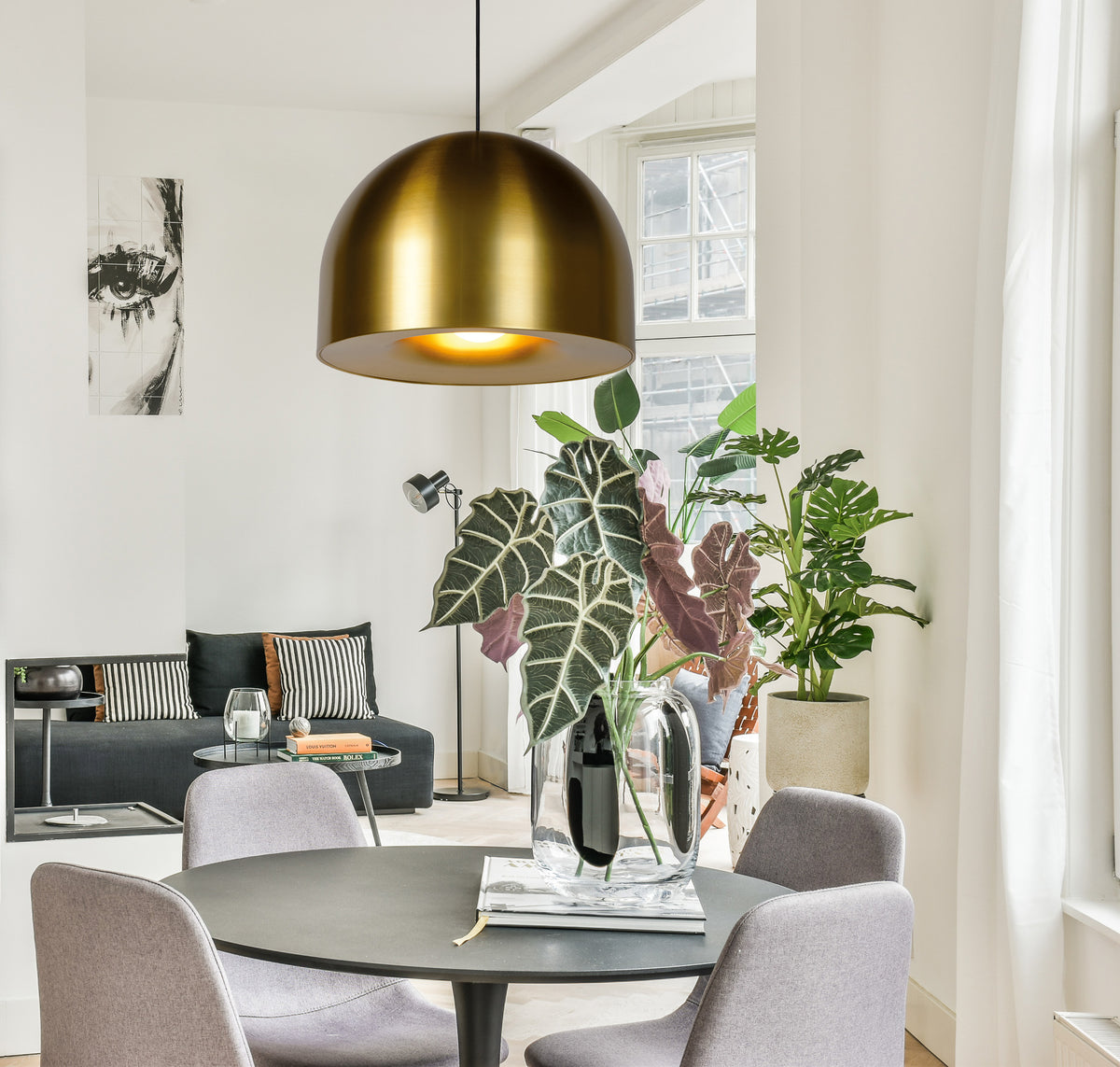 Hanglamp Akron e27 goud in een interieur