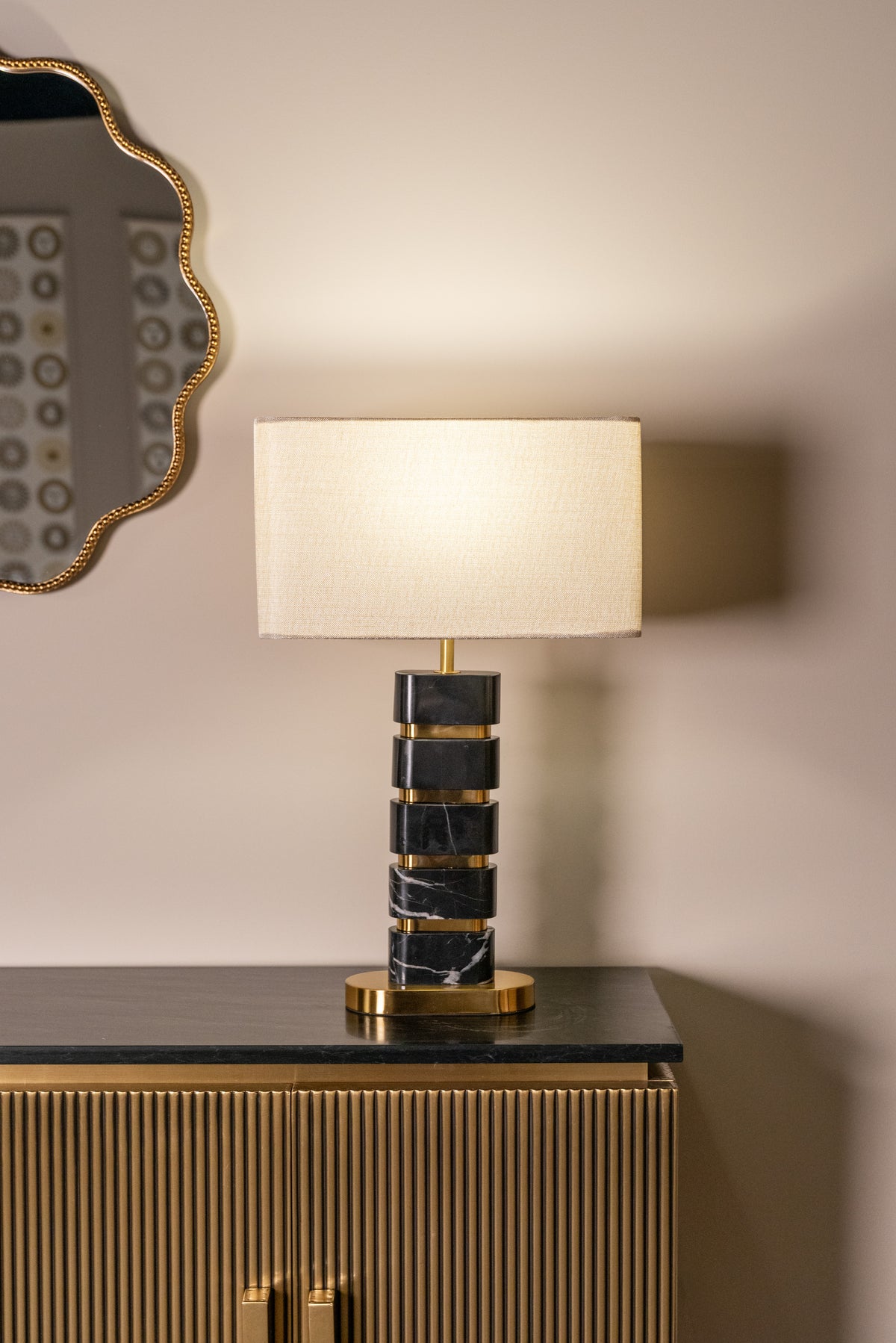 Dressoir Ironville zwart en goud marmer, detail van het materiaal