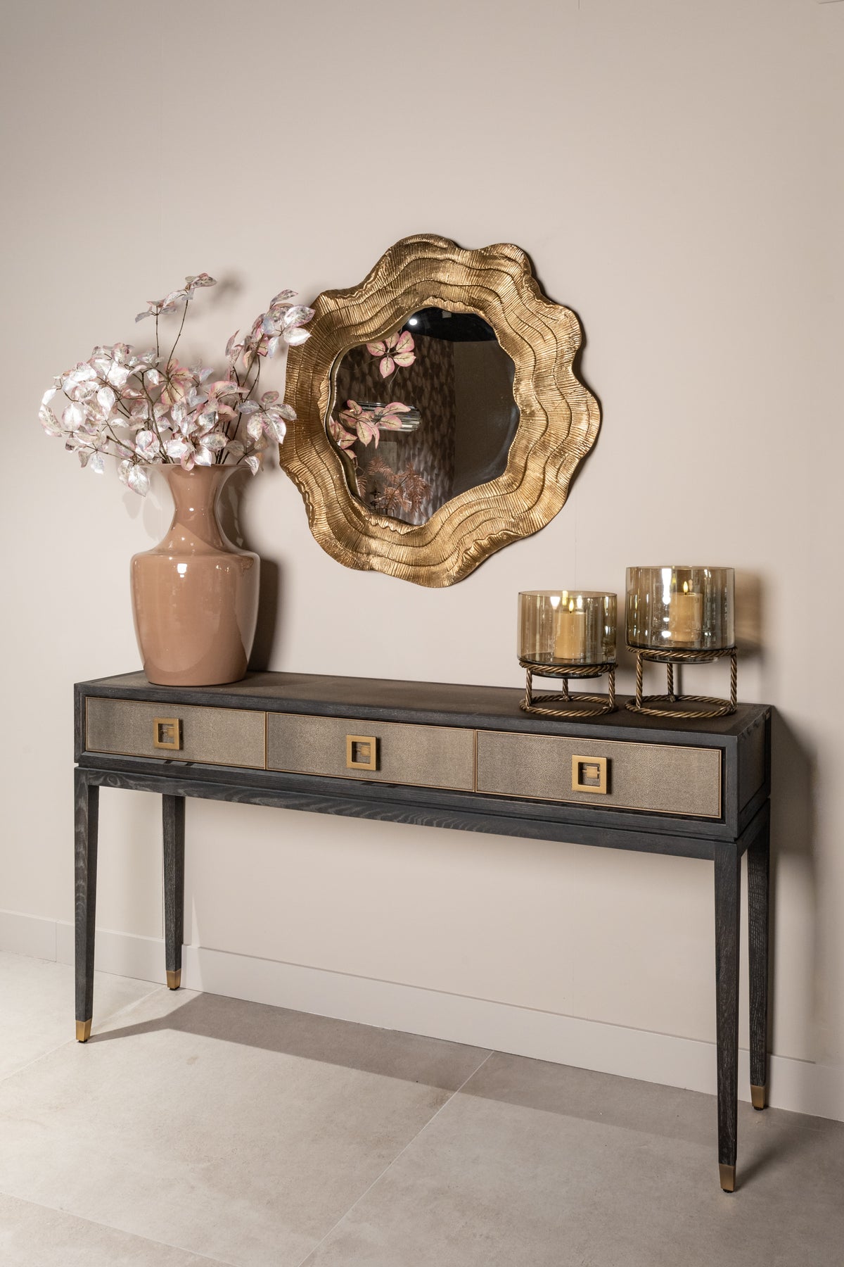 Wandtafel Bloomville zwart eikenhout, schuin vooraanzicht in een interieur