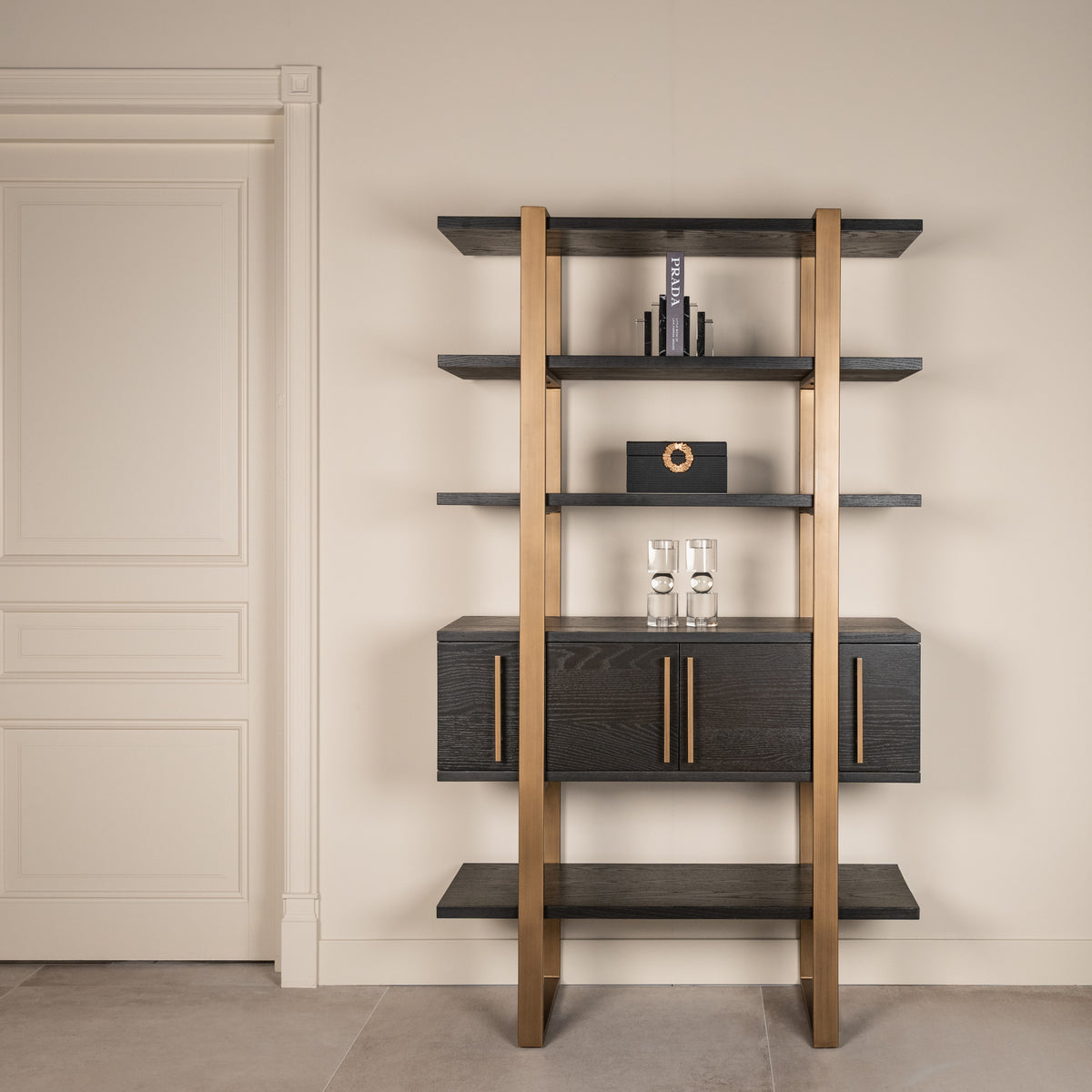 Wandkast Cambon bruin eikenhout, vooraanzicht in een interieur