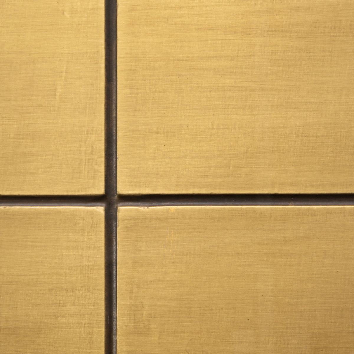 Salontafel Collada brushed gold, detail van het materiaal