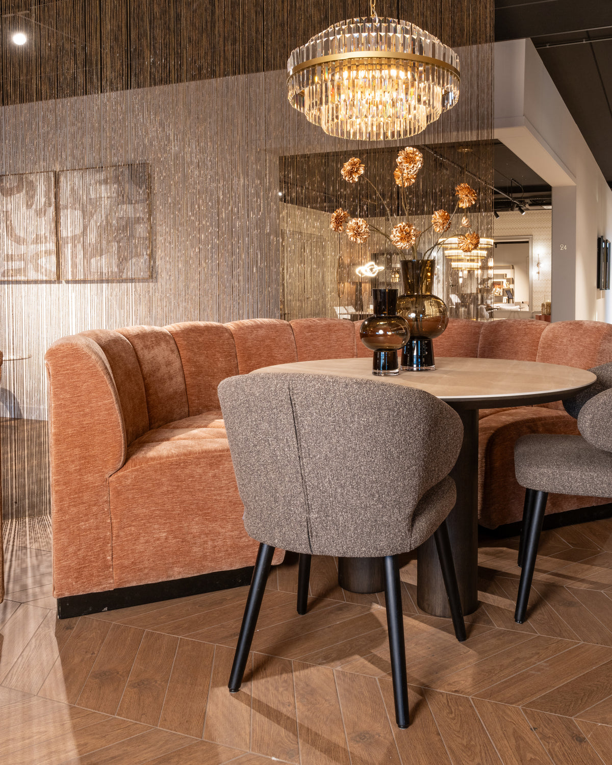 Eettafel Ritz bruin eiken fineer in een interieur