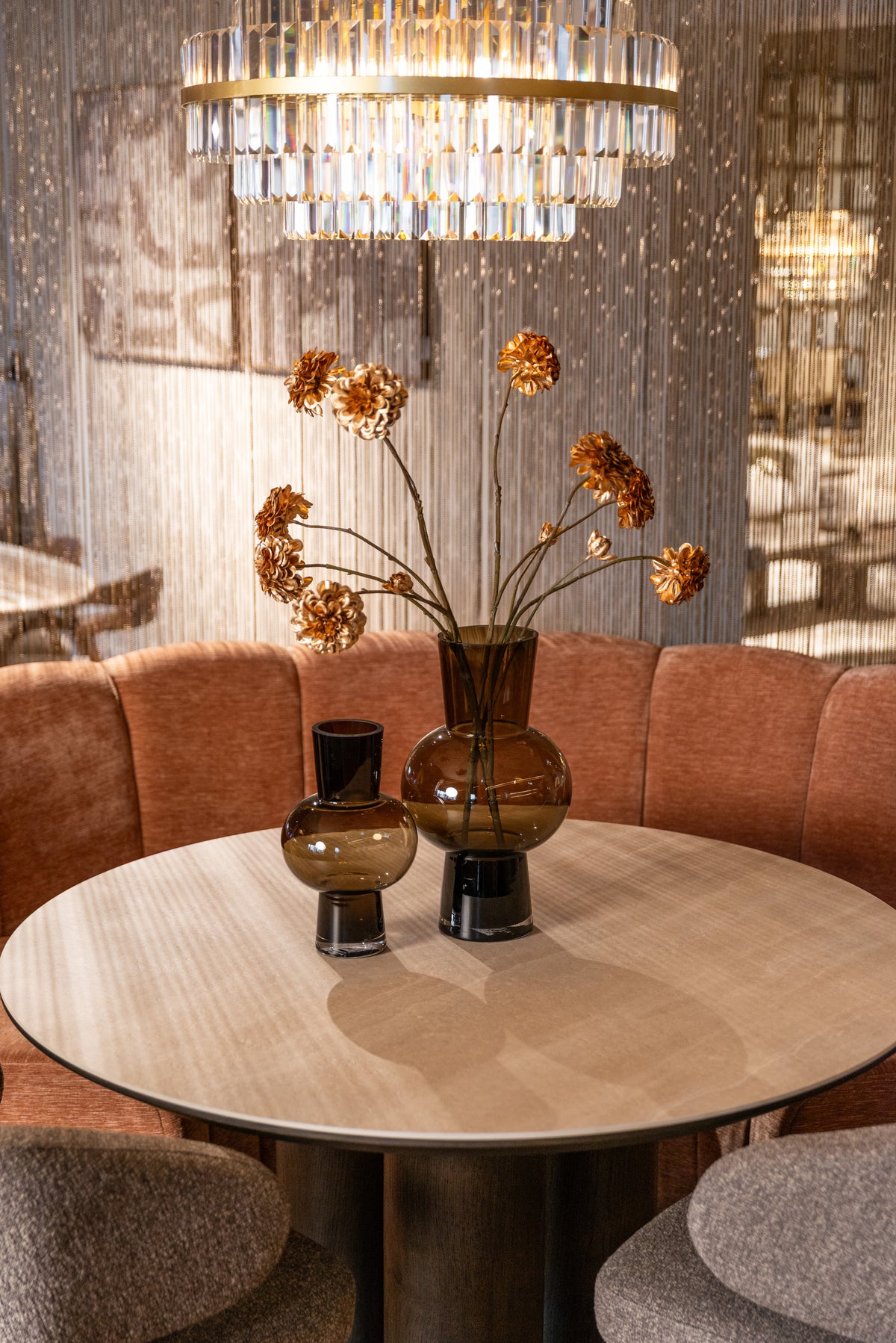 Eettafel Ritz bruin eiken fineer, vooraanzicht in een interieur