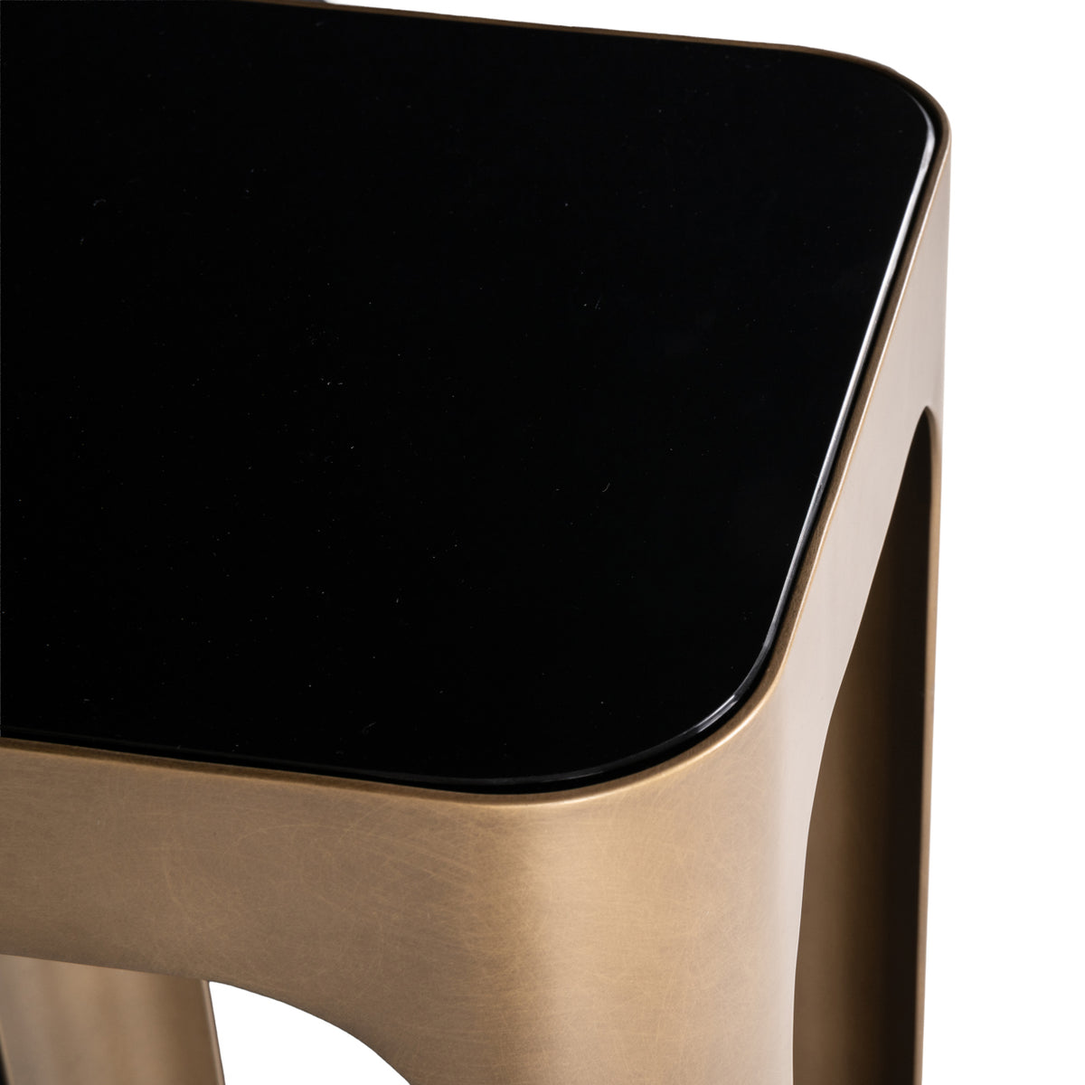 Woonaccessoire Claridge goud ijzer, detail van het materiaal