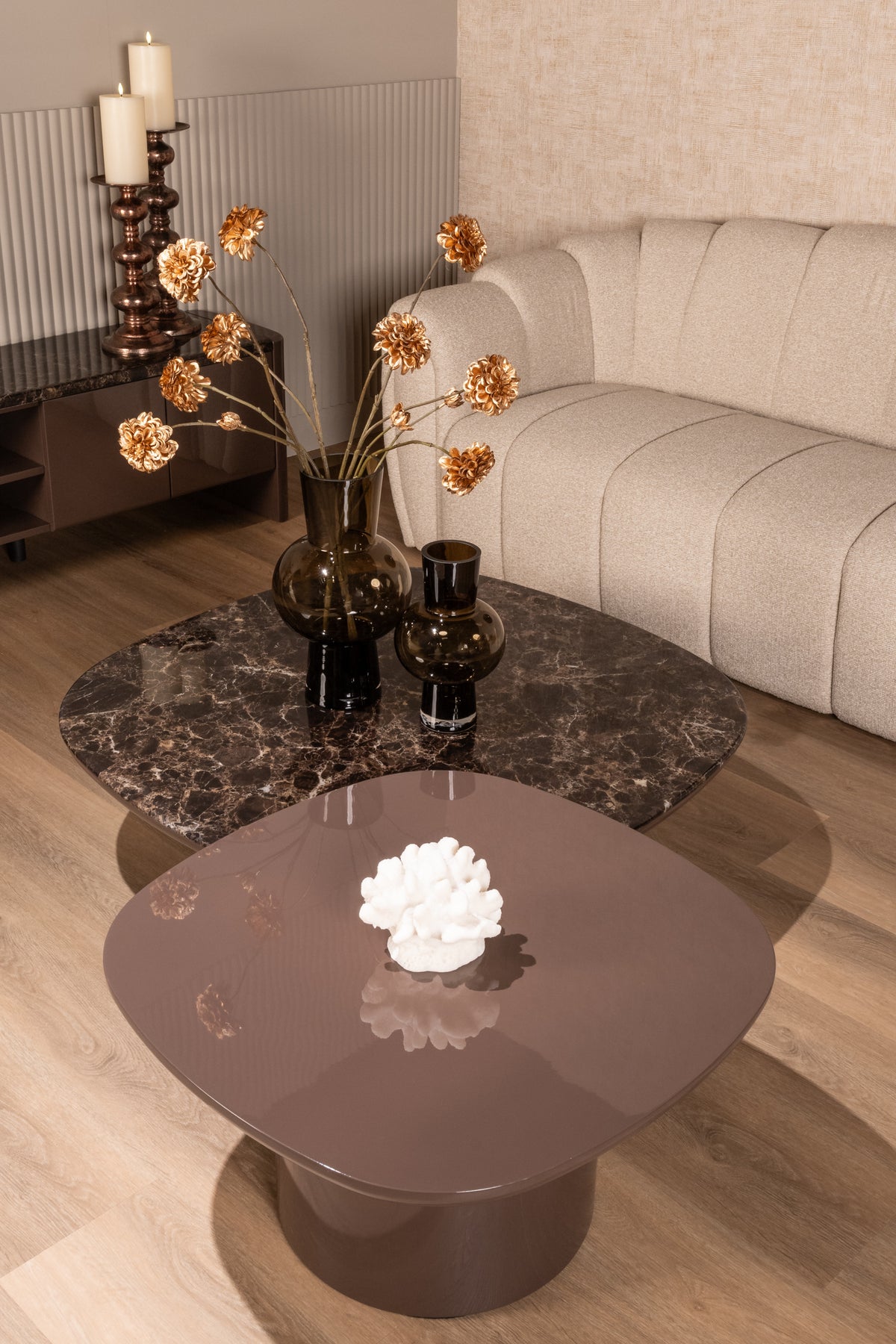 Salontafel Almundi bruin mdf, schuin vooraanzicht in een interieur