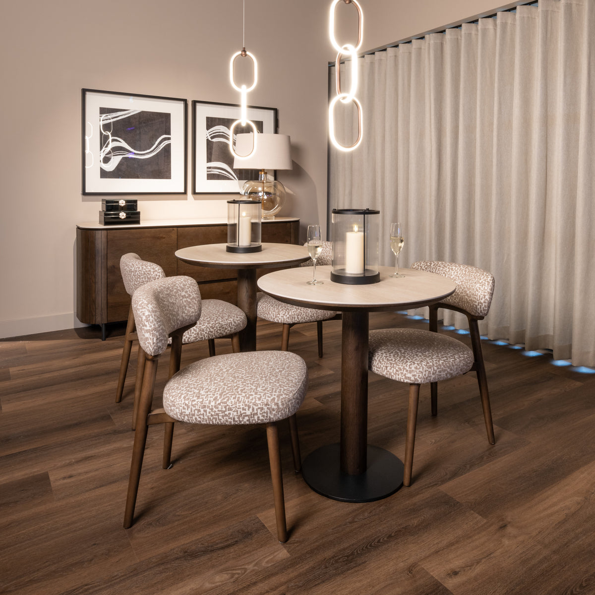 Eettafel Ritz bruin eiken fineer 75 cm in een interieur