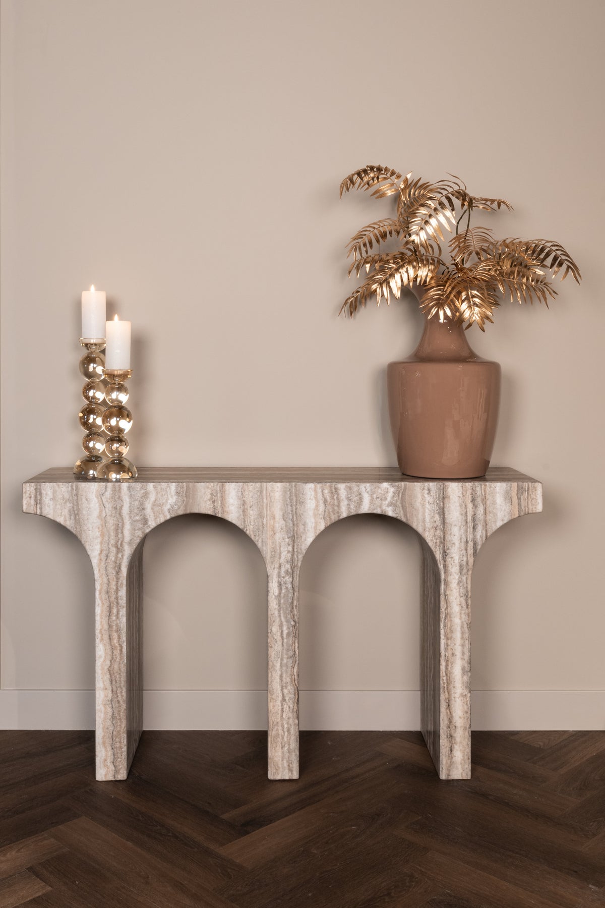 Sidetable Dulce grijs marmer, vooraanzicht in een interieur