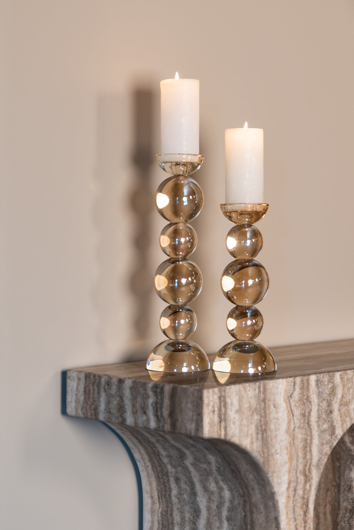Sidetable Dulce grijs marmer in een interieur