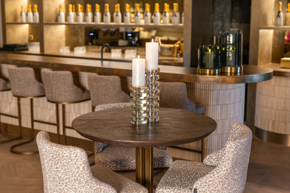 Bartafel Revelin donkerbruin metaal in een interieur