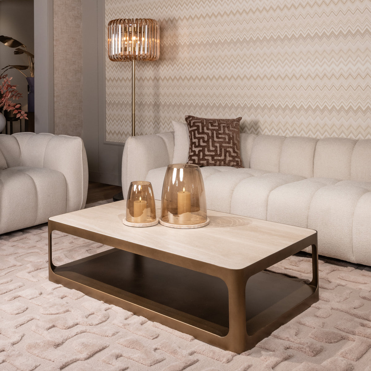 Salontafel Claridge beige metaal, schuin vooraanzicht in een interieur