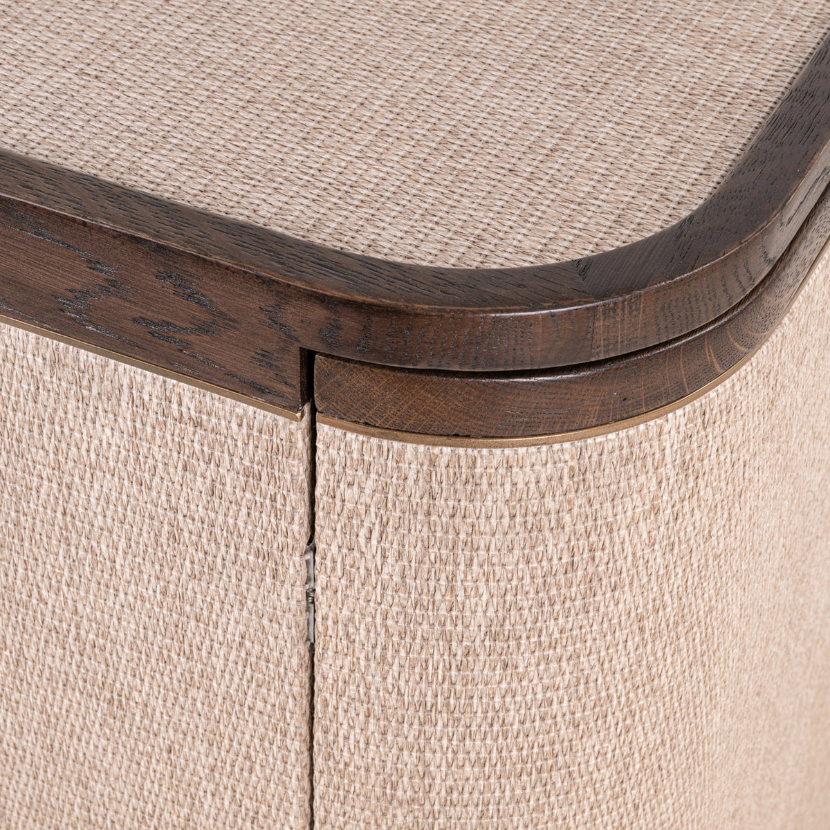 Dressoir Willox beige eikenhout 4-doors, detail van het materiaal