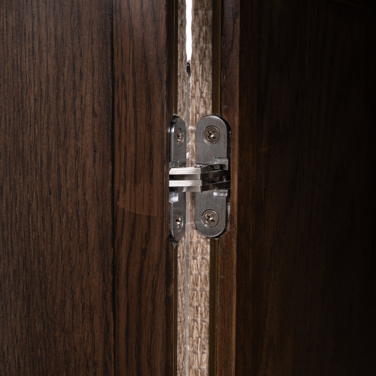 Dressoir Willox beige eikenhout 4-doors, detail van het materiaal