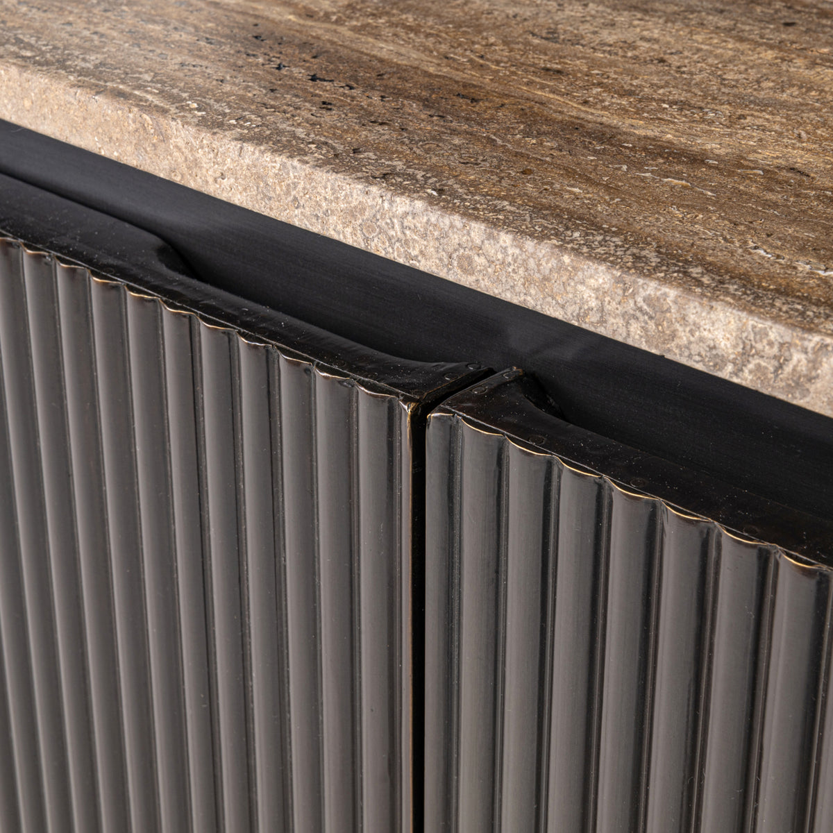 TV-meubel Russo bruin travertin, detail van het materiaal