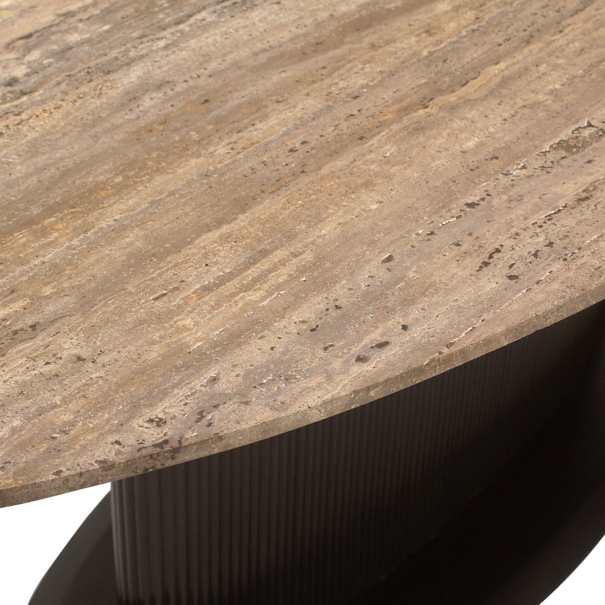 Eettafel Russo bruin travertin, detail van het materiaal