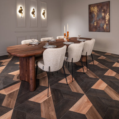 Eettafel Baldwin bruin mangohout 270 cm, schuin vooraanzicht in een interieur