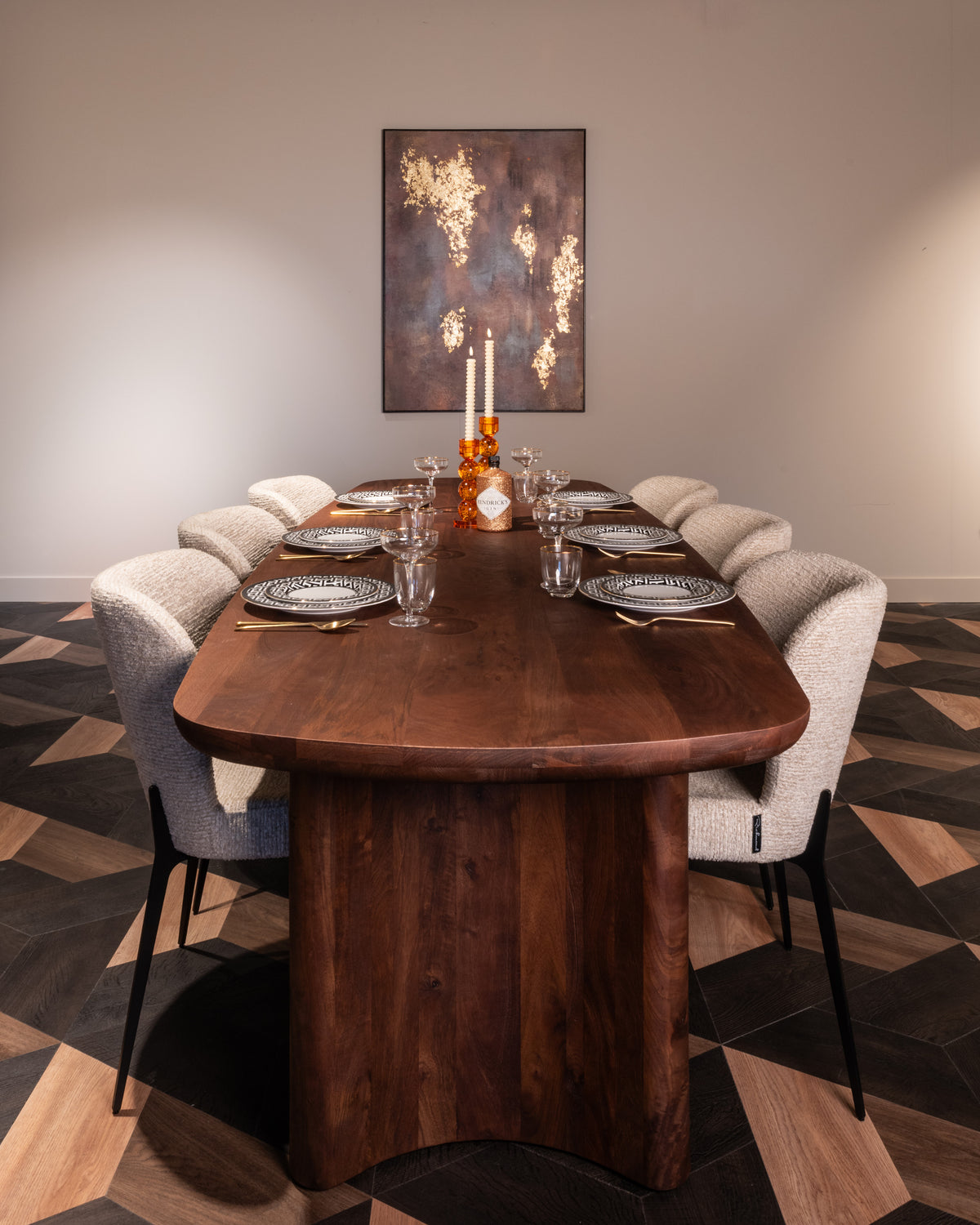 Eettafel Baldwin bruin mangohout 270 cm, vooraanzicht in een interieur