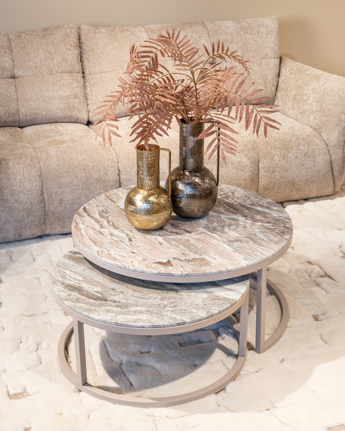 Salontafel Fairfax beige ijzer, schuin vooraanzicht in een interieur