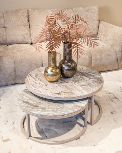 Salontafel Fairfax beige ijzer, schuin vooraanzicht in een interieur