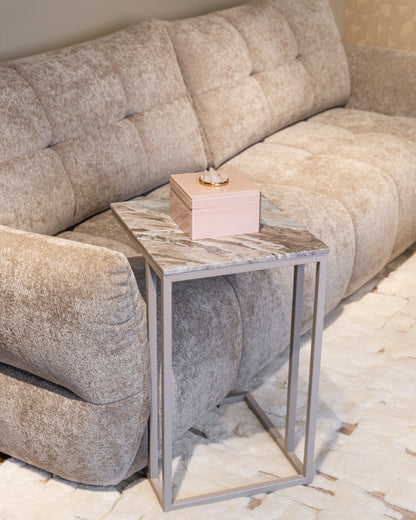 Bijzettafel Fairfax beige ijzer, schuin vooraanzicht in een interieur
