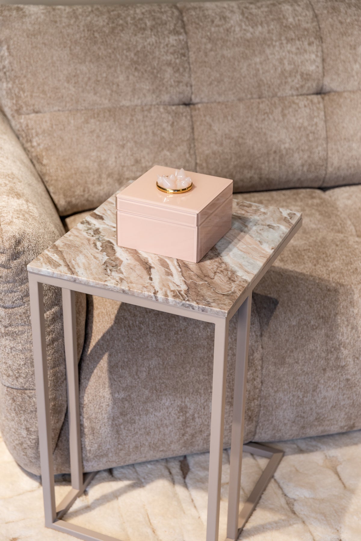 Bijzettafel Fairfax beige ijzer, schuin vooraanzicht in een interieur
