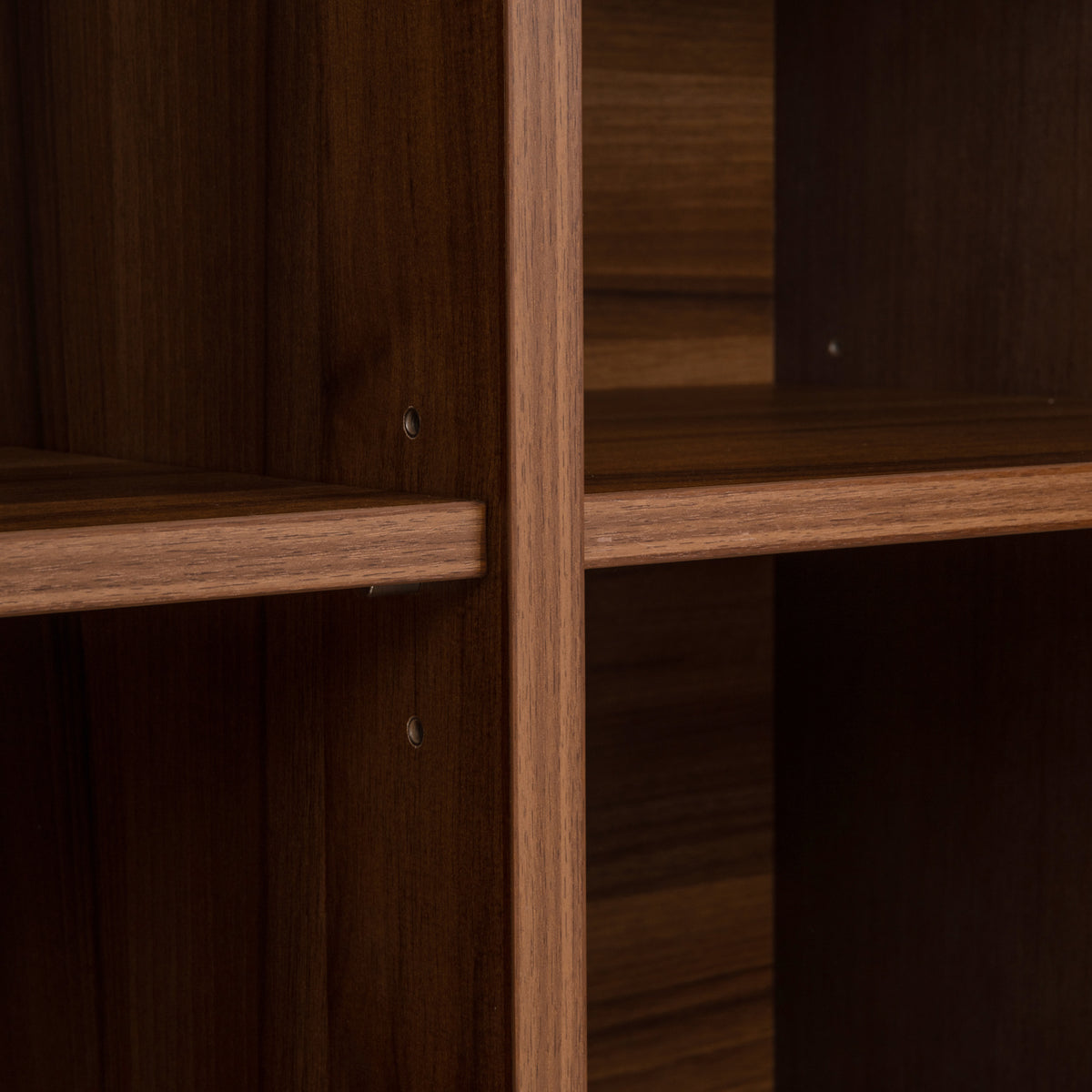 Vitrinekast Windsor walnoot mdf, detail van het materiaal