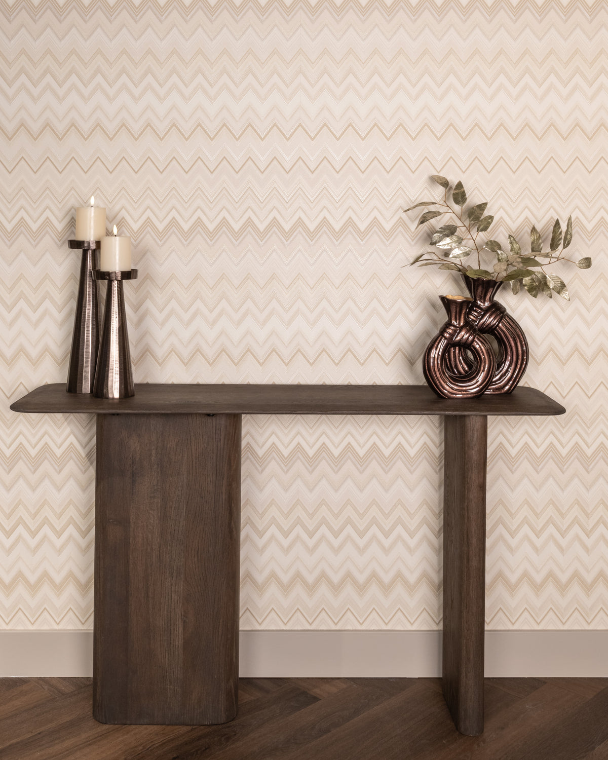 Sidetable Castello donkergrijs eikenhout, vooraanzicht in een interieur