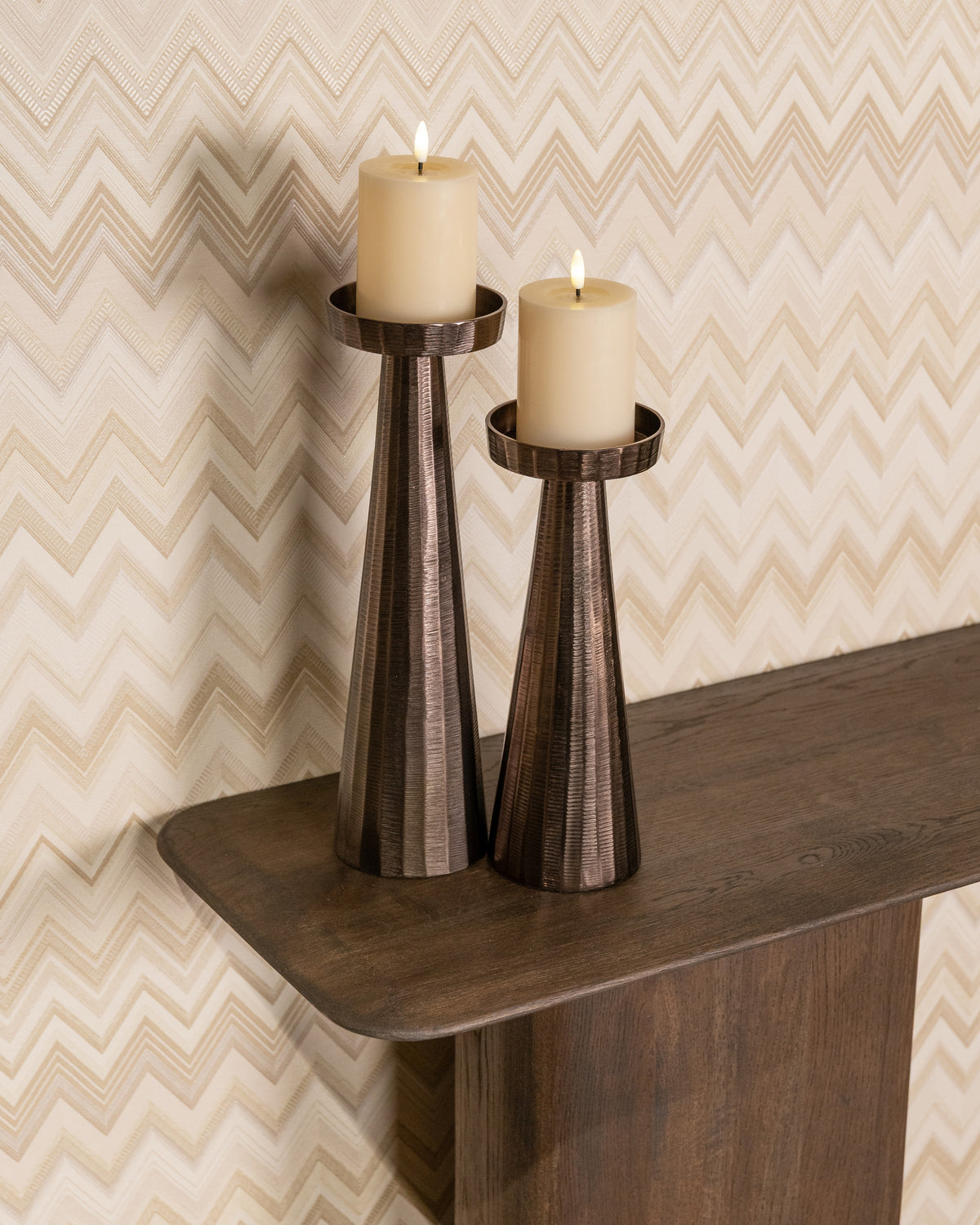Sidetable Castello donkergrijs eikenhout, detail van het materiaal