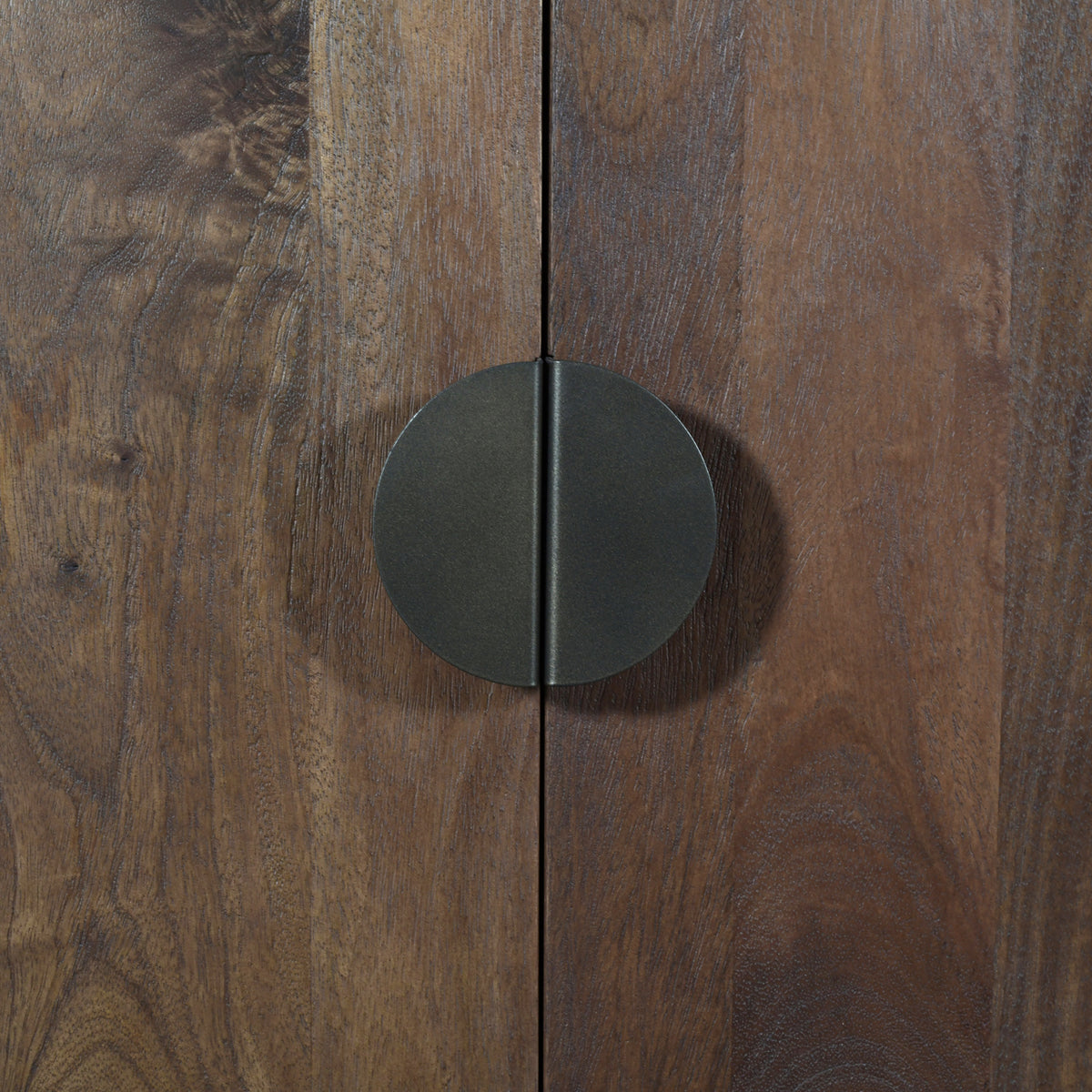 Dressoir Baldwin bruin mangohout, detail van het materiaal