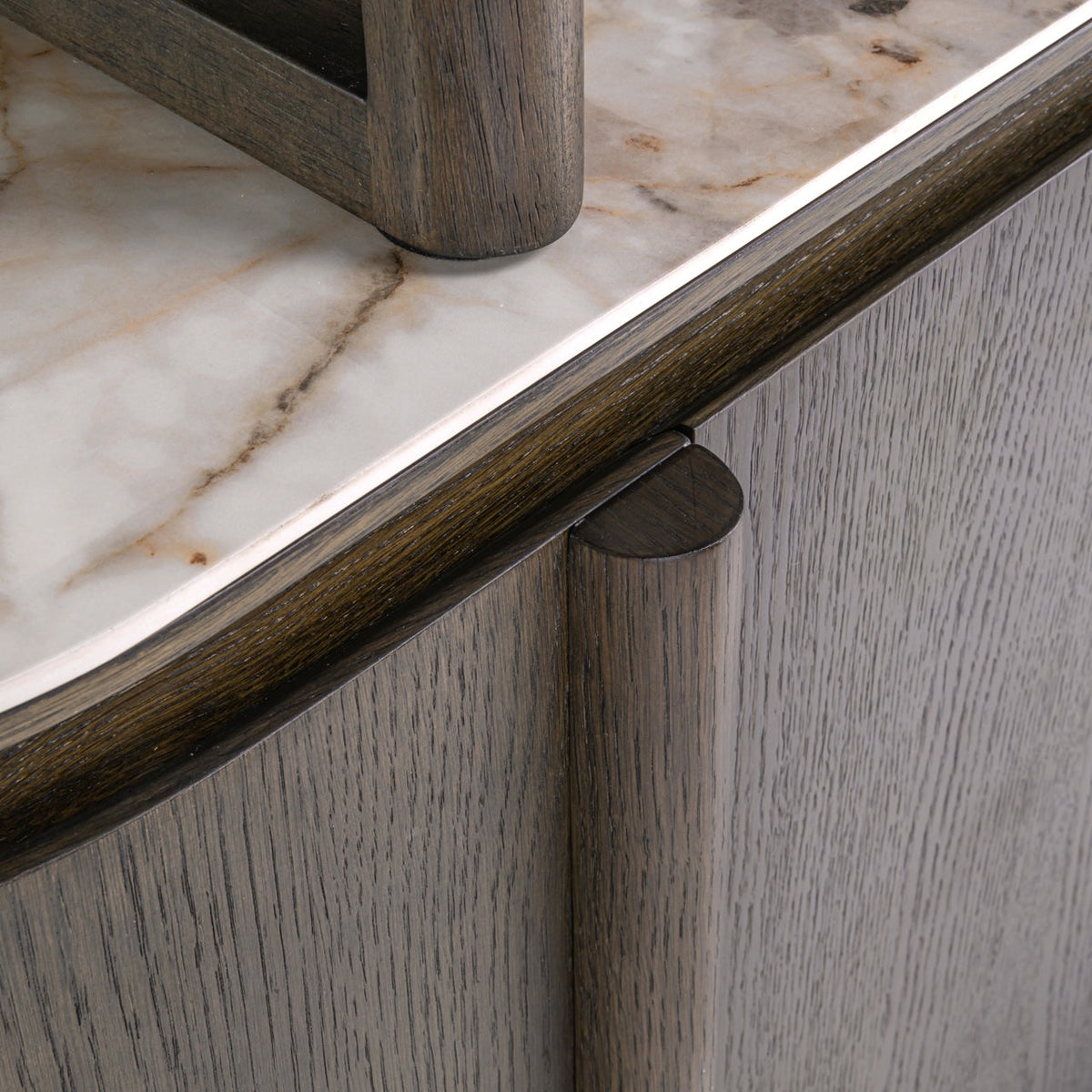 Vitrinekast Langford bruin mdf, detail van het materiaal
