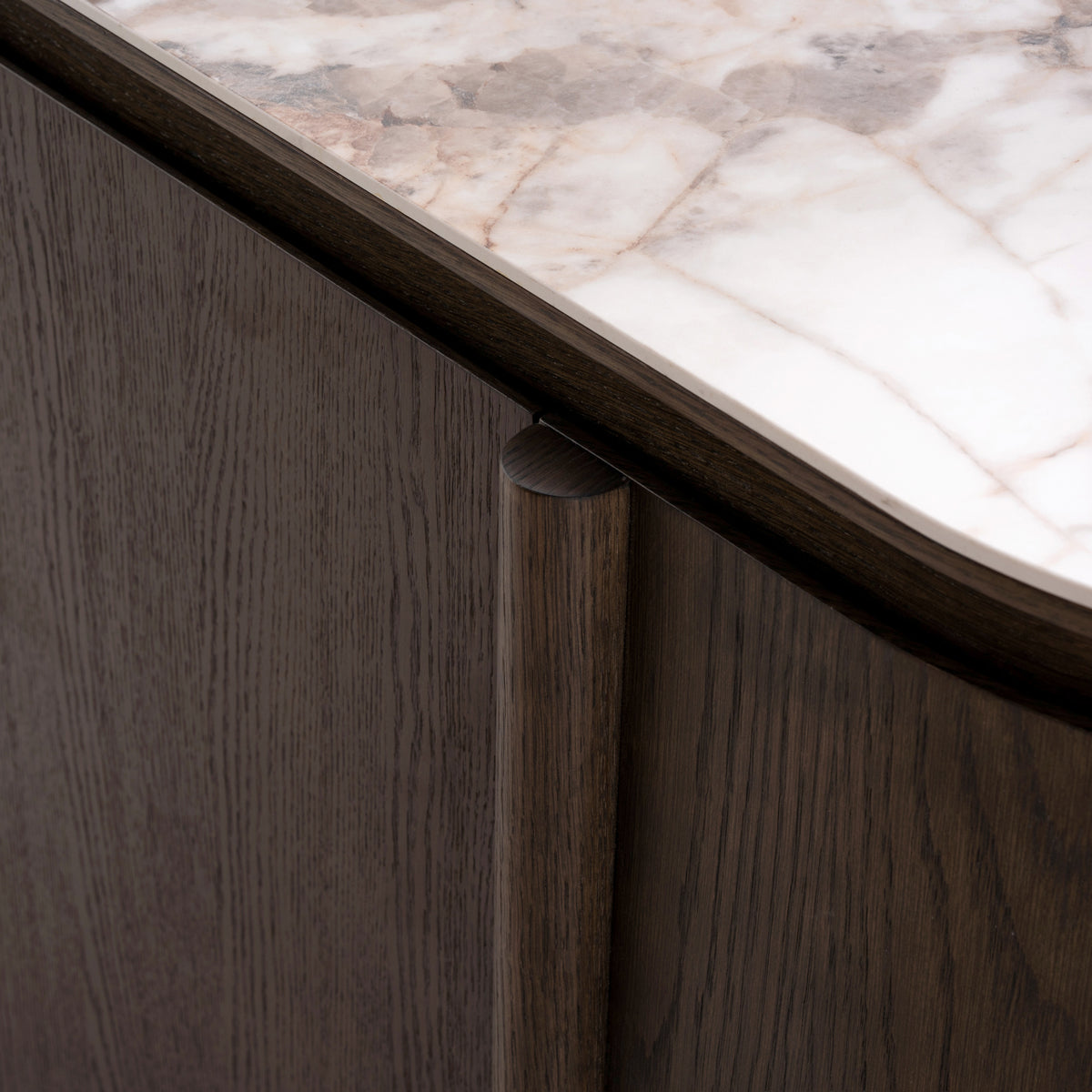 Dressoir Langford bruin mdf 3 deuren, detail van het materiaal