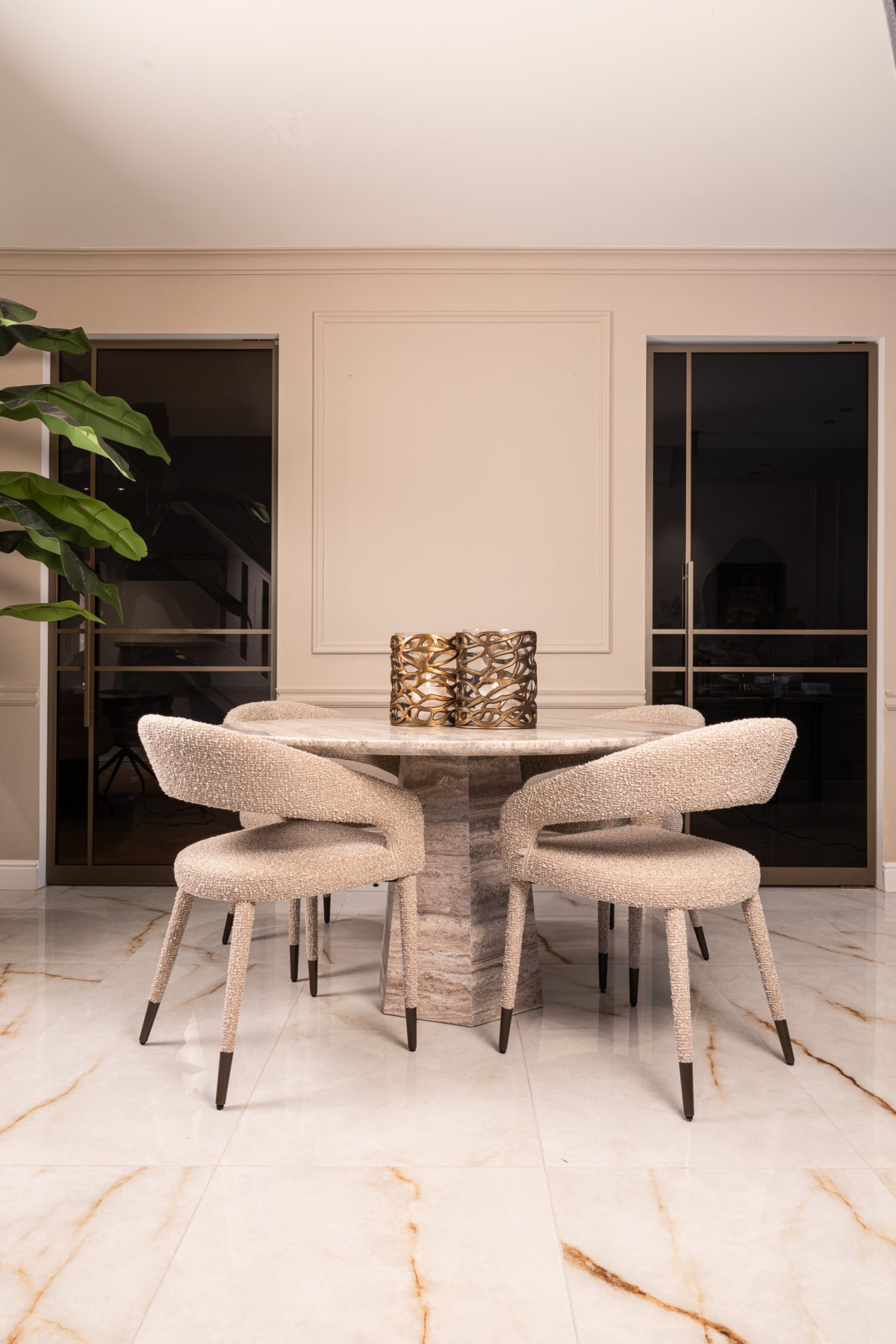 Eettafel Westin grijs travertin, vooraanzicht in een interieur
