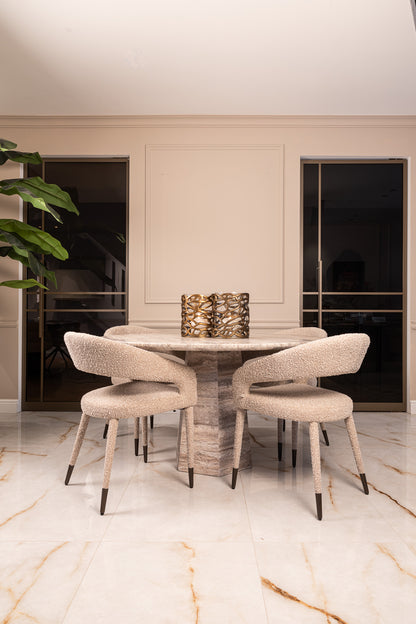 Eettafel Westin grijs travertin, vooraanzicht in een interieur