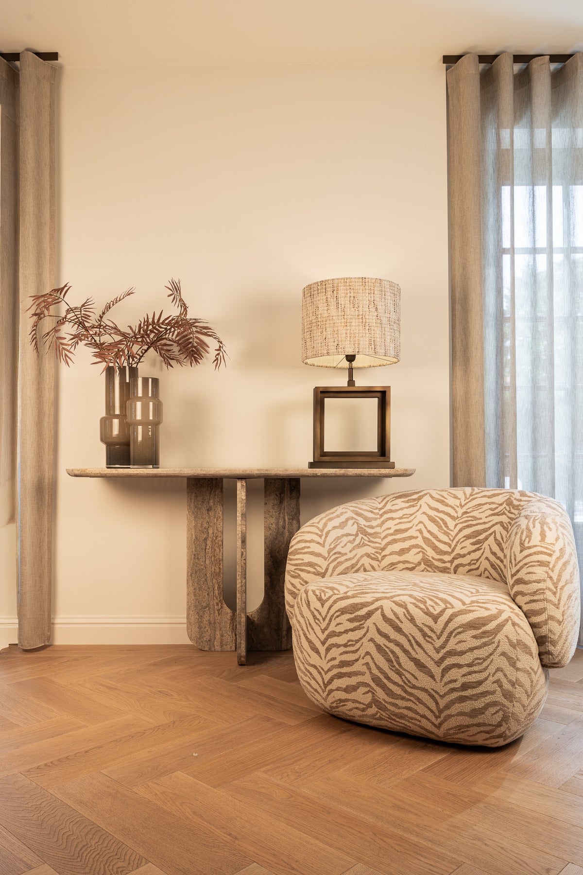 Sidetable Westin grijs travertin, vooraanzicht in een interieur