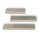 Wand decoratie Bloom taupe metaal, schuin vooraanzicht op witte achtergrond
