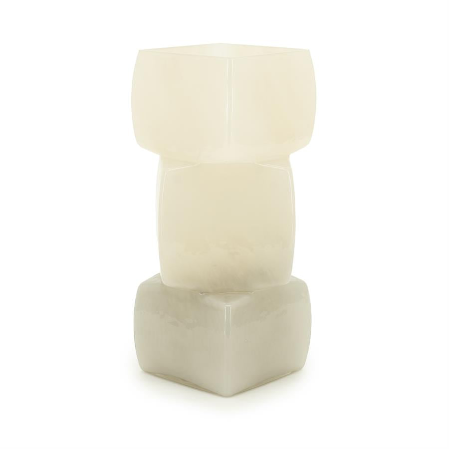 Vaas & Pot Batu beige glas, zijaanzicht op witte achtergrond