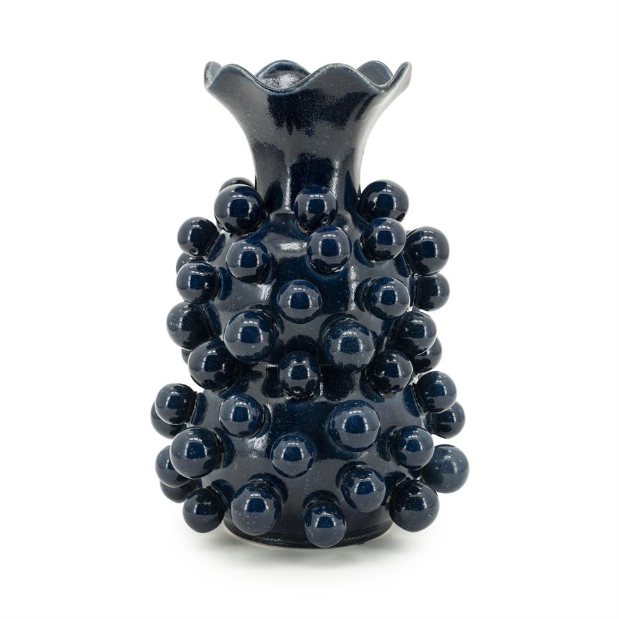 Vaas Viro blauw aardewerk, vooraanzicht op witte achtergrond