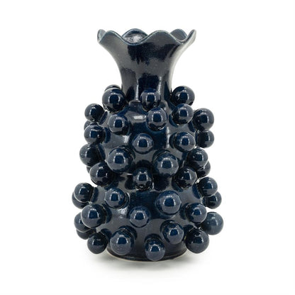 Vaas Viro blauw aardewerk, vooraanzicht op witte achtergrond