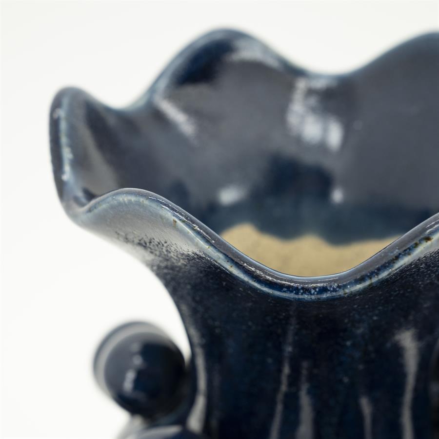 Vaas Viro blauw aardewerk, detail van het materiaal