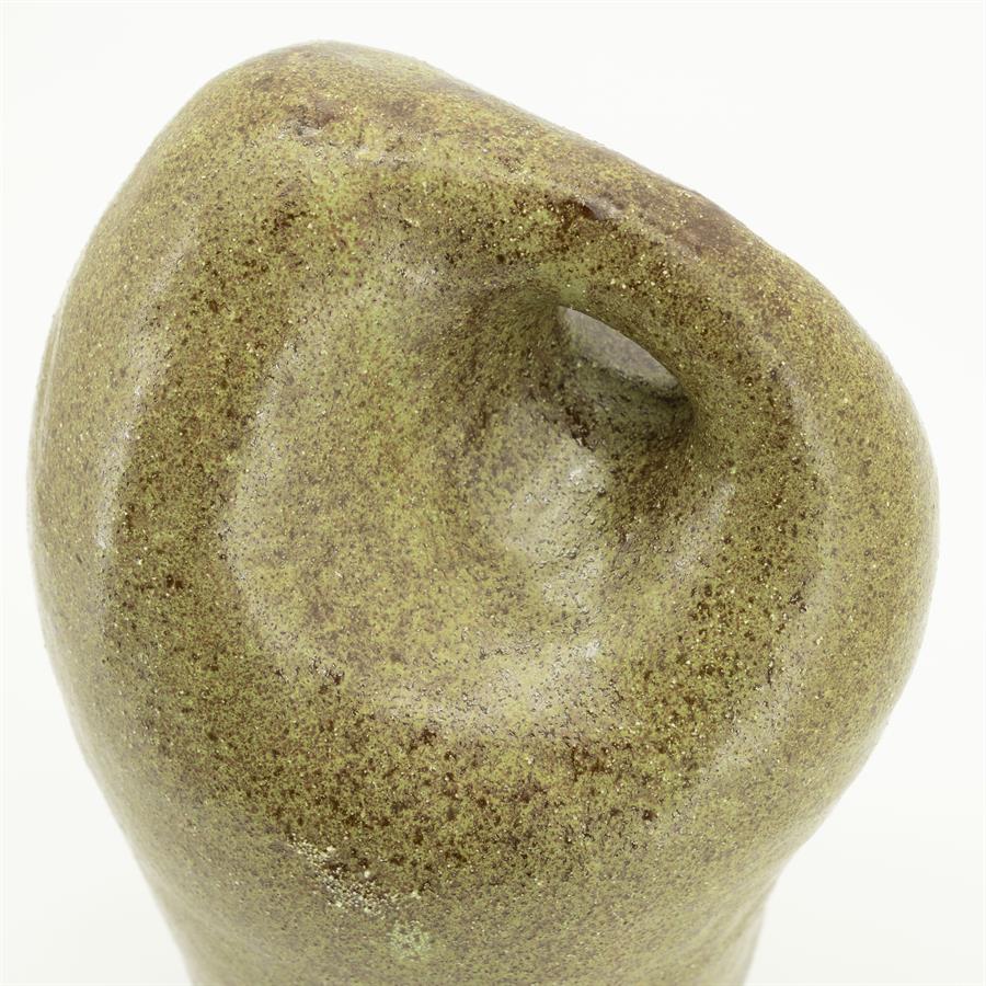 Woonaccessoire Mendi groen aardewerk 33,5 cm, detail van het materiaal