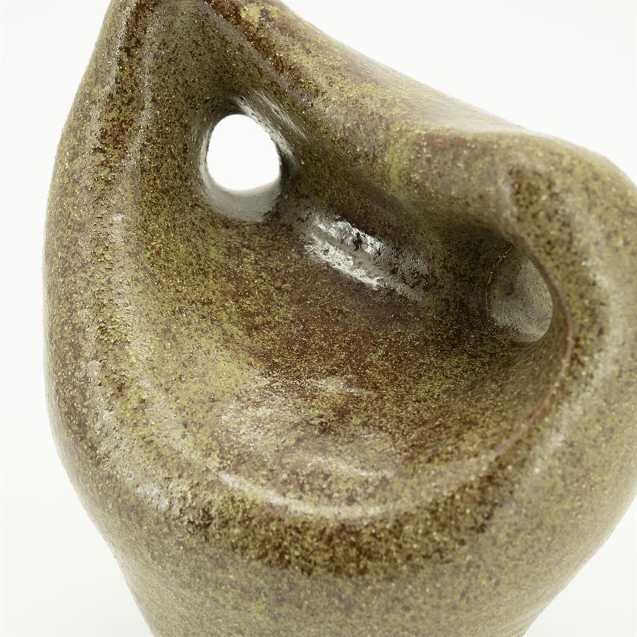 Vaas Mendi groen aardewerk 26,5 cm, detail van het materiaal